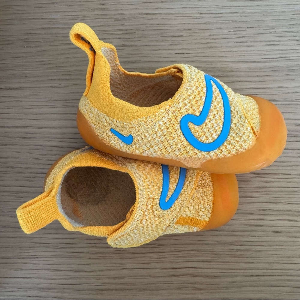 Like new w/box. NIKE SWOOSH 1 - Baby Walker size 6